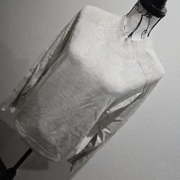 LUCA 택 포함 새상품 크림색 리브 하이넥 니트 긴팔