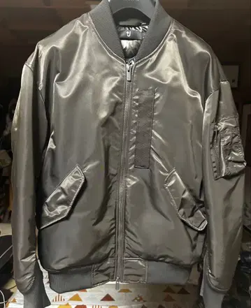 유니클로 MA-1 스타일 올리브 그린 자켓 S 사이즈