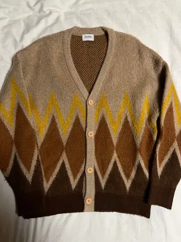 [ 새상품급 ] covernat 아가일 가디건 txt 착용