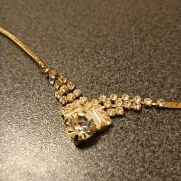 엘레강트 V자형 목걸이 크리스탈