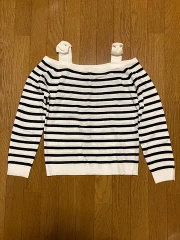 리본 포함 오프숄더 보더 니트 스웨터