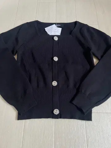 미사용 새상품 salire 사리아 비쥬 버튼 니트 M 블랙