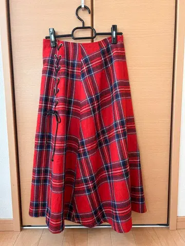 세실 맥비 빨간색 체크 무늬 플레어 스커트