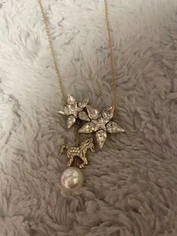 별 모양 크리스탈과 펄 목걸이