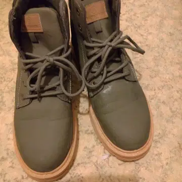 올리브 그린 하이컷 부츠