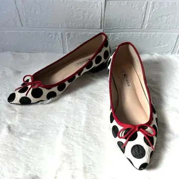 다이애나 도트 무늬 송치 리본 포함 로우힐 펌프스 플랫 24