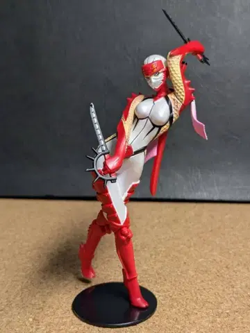 다이나믹 포즈 피규어 빨흰