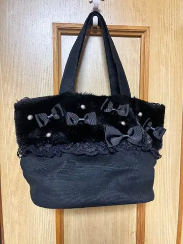 GALLERY VISCONTI 리본과 펄 장식 블랙 핸드백