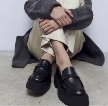 천연 가죽 ZARA 자라 트랙 밑창 통굽 가죽 블랙 새상품급 로퍼