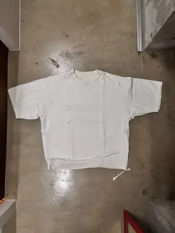 ZARA 화이트 오버 사이즈 데미지 가공 티셔츠