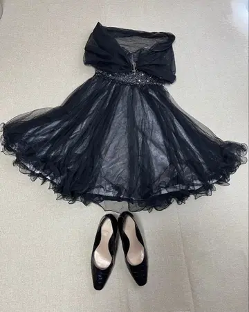 Language 스트랩리스 블랙 드레스 비즈 장식 튤 포함