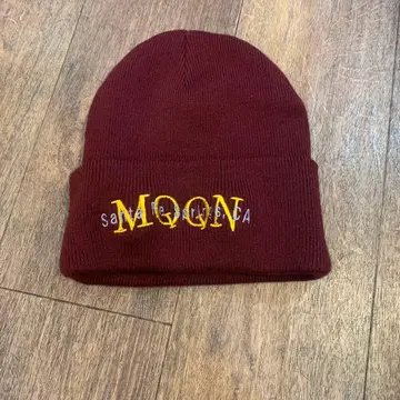 새상품 MOON 자수 버건디 니트 모자