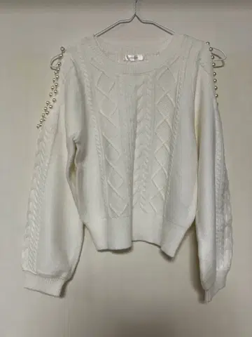 evelyn 펄 장식 니트 어깨 트임 긴팔