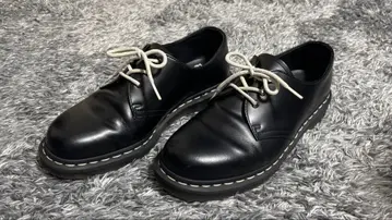 닥터마틴 UK8 화이트 스티치 3홀