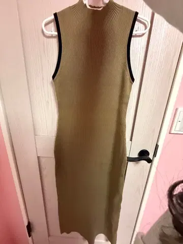 카키 슬리브리스 롱 원피스 와 블랙 가디건 세트