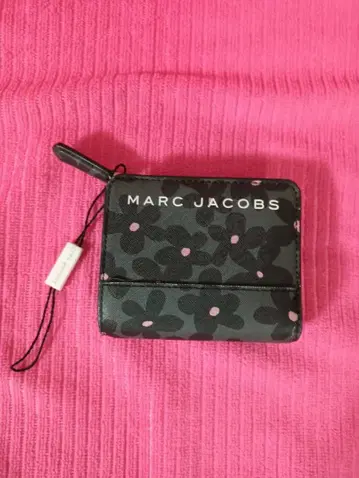 마크제이콥스 꽃무늬 접이식 지갑
