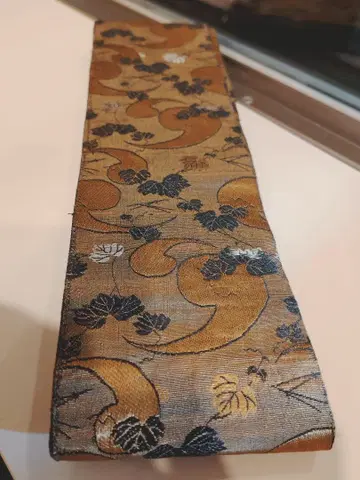 골드 컬러와 블랙 컬러의 물결무늬 남성용 오비 구옥 고전 패턴