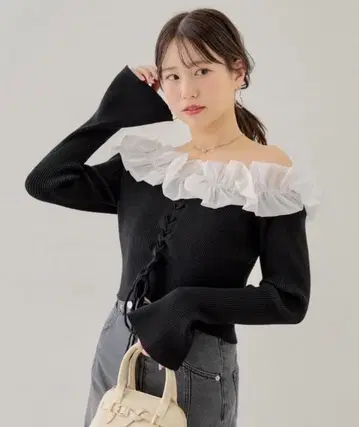 [ Chico ] 프릴 도킹 소매 플레어 니트 블랙