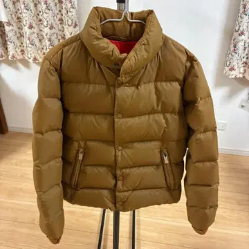 브라운 다운 자켓 버튼 포함