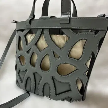 컷 아웃 디자인 숄더백 그레이