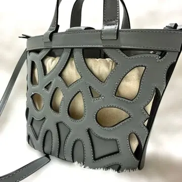 컷 아웃 디자인 숄더백 그레이