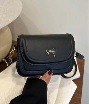 리본 모티브 숄더백 블랙