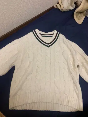 화이트 케이블 니트 V넥 스웨터 L 사이즈