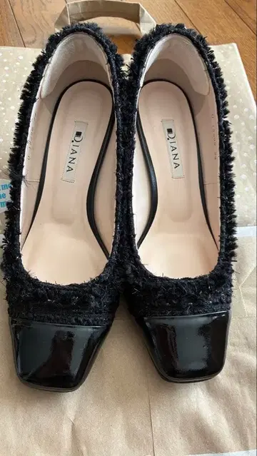 DIANA 미들힐 펌프스 트위드 에나멜 블랙