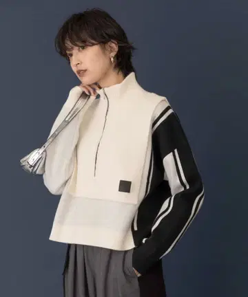 아이보리와 블랙의 스트라이프 니트