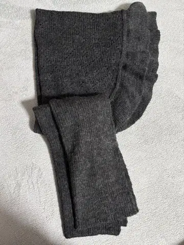 프릴 장식 다크 그레이 니트 스톨