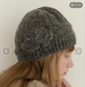 그레이 니트캡 꽃 모티브 포함