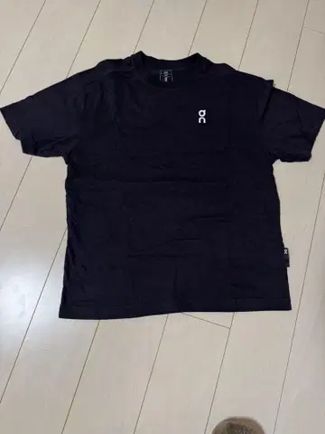 on 로고 블랙 T셔츠
