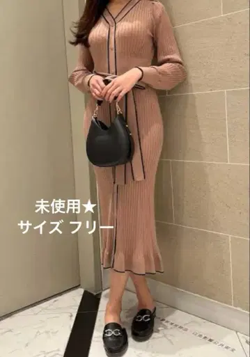 스나이델 프론트 버튼 니트 원피스 베이지