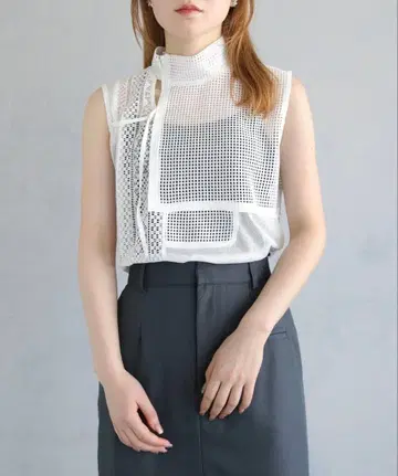 화이트 메쉬 슬리브리스 상의