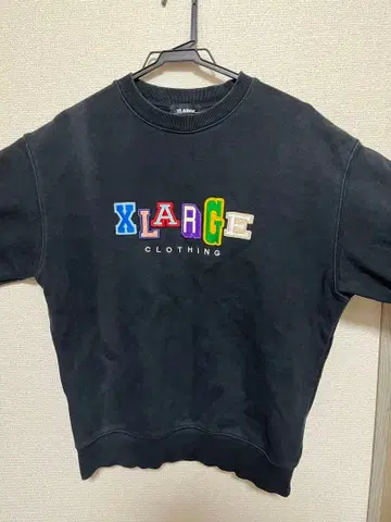 XLARGE 로고 자수 블랙 맨투맨