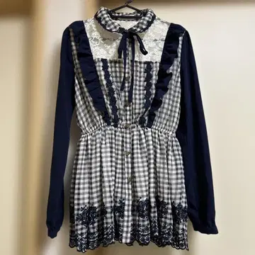 네이비 체크 무늬 프릴 상의