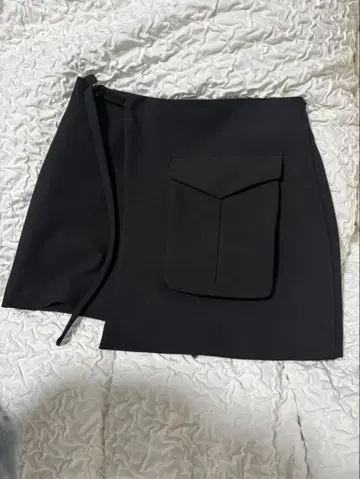블랙 포켓 부착 랩스커트