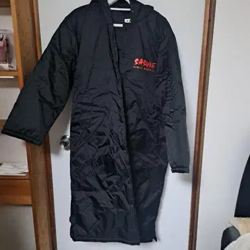 SASUKE 후드 부착 벤치 코트