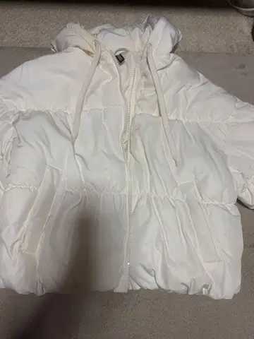 H&M 화이트 후드 부착 다운 자켓