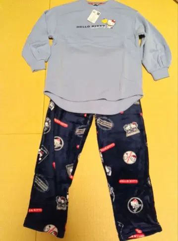 미사용 헬로키티 룸웨어 상하의 세트 M 사이즈 가을/겨울