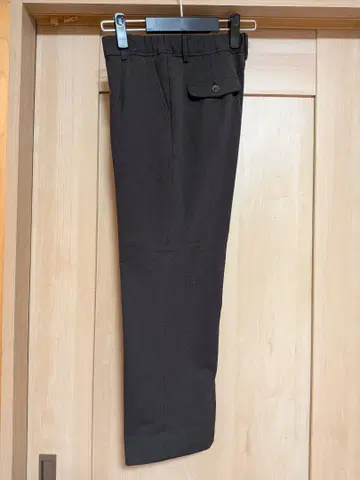 다크 브라운 슬랙스 사이드 및 백 포켓 각 2개 포함