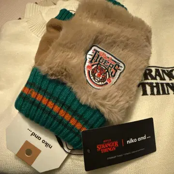 [ STRANGER THINGS ] 콜라보 핸드 워머 베이지