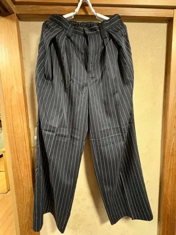 스트라이프 와이드 팬츠 블랙과 화이트