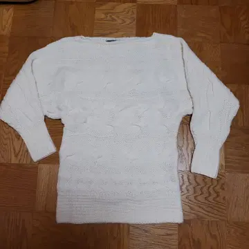 화이트 케이블 니트 긴팔 스웨터