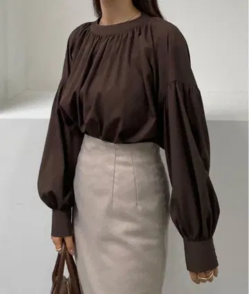 Louere 루엘레 스탠드 카라 개더 블라우스 다크 브라운 M 긴팔