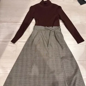 브라운 하이넥 니트 원피스 체크 무늬