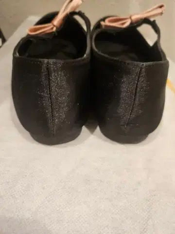 리본 포함 블랙 플랫슈즈