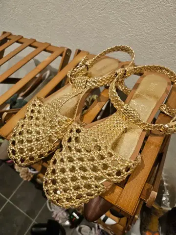 골드 메쉬 디자인 샌들