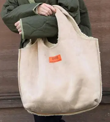 UNIVERSAL OVERALL 무스탕 리버서블 토트