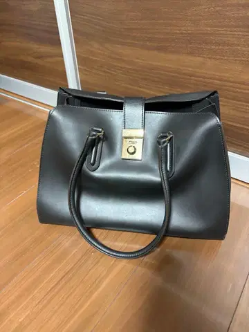 FURLA 블랙 가죽 핸드백